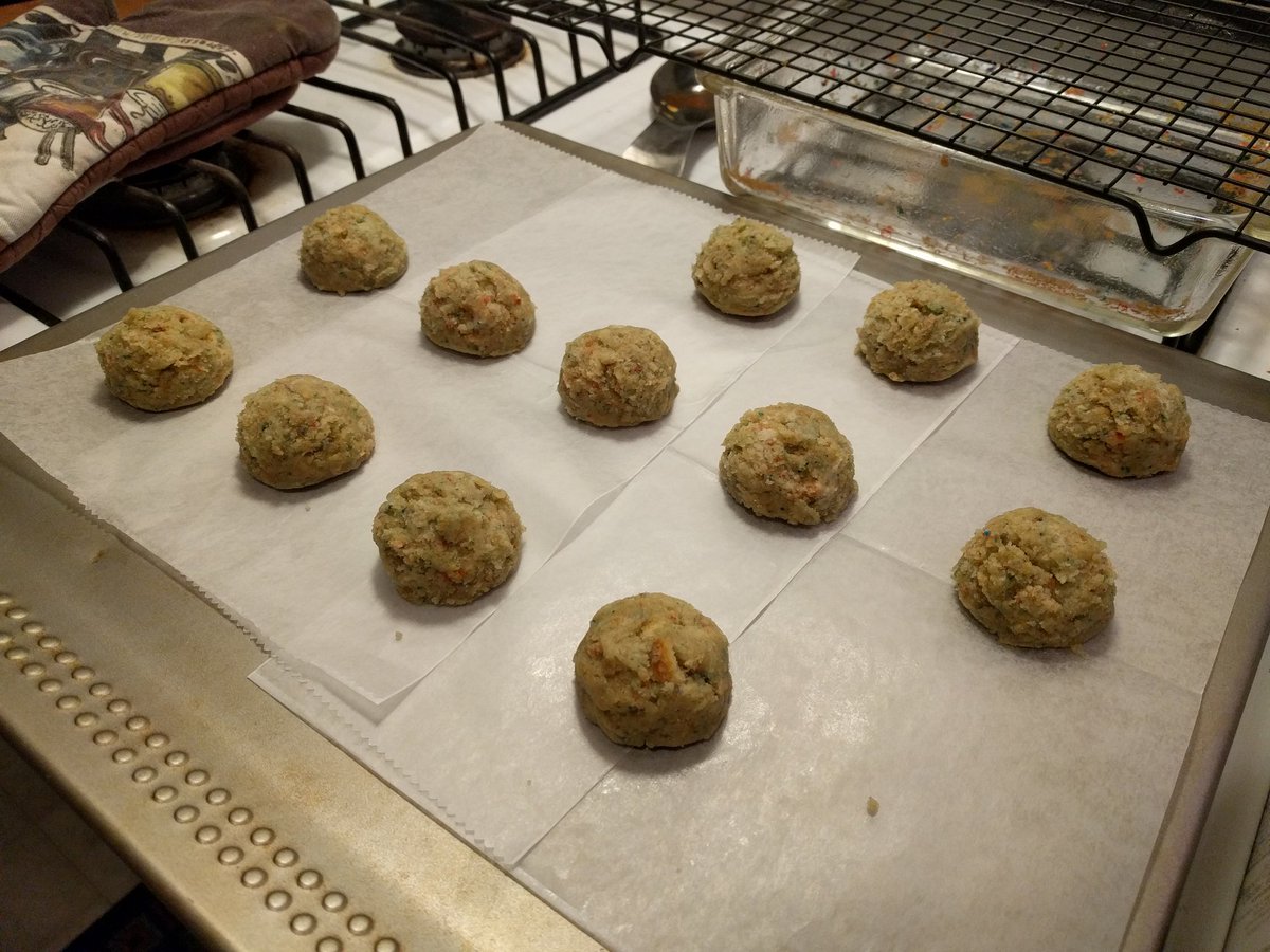 Sapphykinz's tweet image. I made cake bites! 🎂😋
#baking