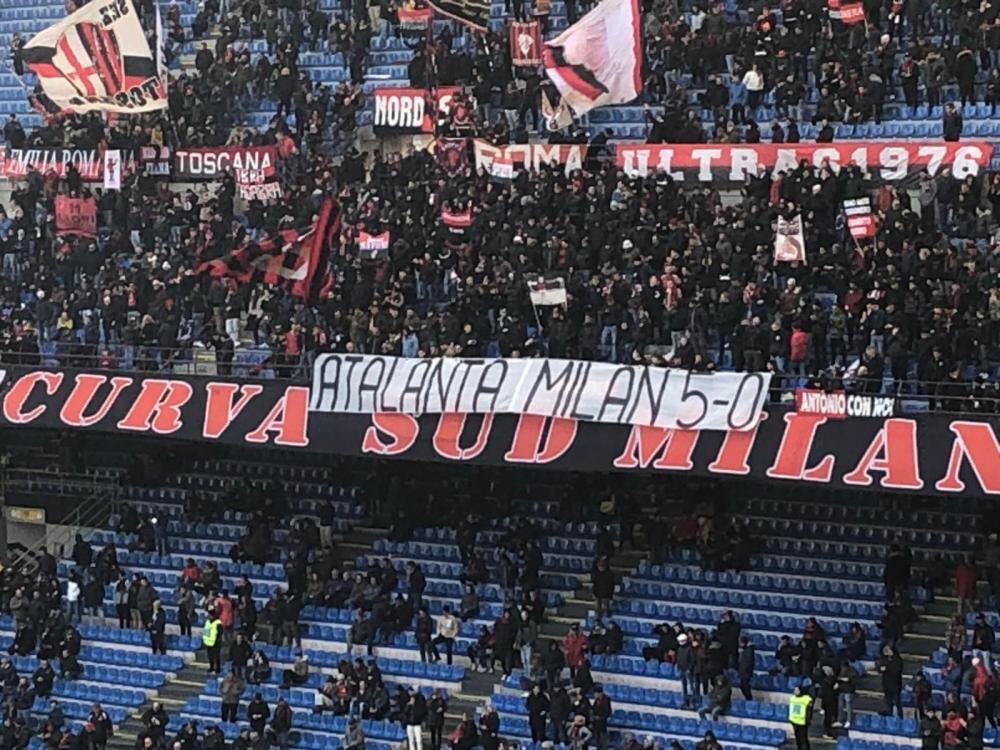 lucaserafini4's tweet photo. Questi striscioni li ho visti #MilanSampdoria come altre 65.000 persone @acmilan @sampdoria , i cori infami invece non li ho sentiti #FakeNews come altre 65.000 persone ... @ilsecoloxix dovrà spiegare. E spiegare bene, anche @SerieA @SerieATIM https://t.co/Fre2S66PIz