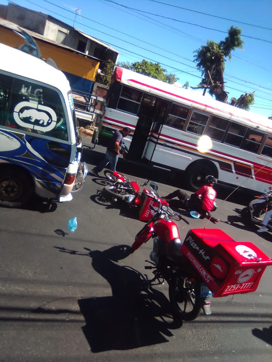 SoyacitySV's tweet photo. #SoyacityReporta accidente de un motosiclistas cerca de Unicentro #Soyapango generando #TraficoSV https://t.co/QPiJr1oduo