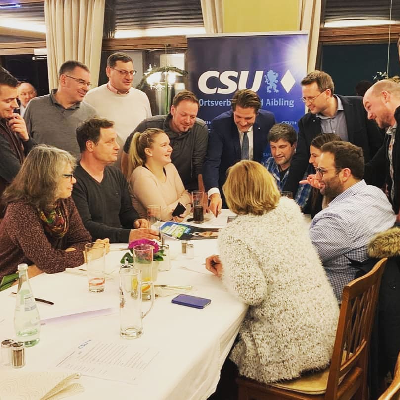 StephanSchlier's tweet photo. Das #TeamAibling bei den letzten Vorbereitungen für den Wahlkampf. Wir haben viel vor und freuen uns auf die nächsten zweieinhalb Monate. Pack' mas! #BadAiblingimHerzen #HeimatmitZukunft #HeimatmitPotential #TeamSchlier #Schlierwählen #BadAibling https://t.co/MybmXyDbWi