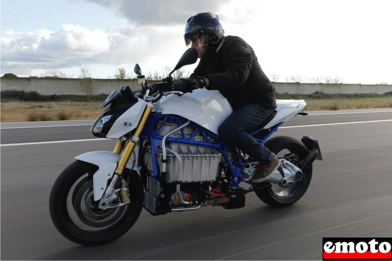 emotocom's tweet photo. Premier essai du #BMW #eRoadster, la futur #S1000R 100% électrique que nous proposera @BMWMotorrad https://t.co/PYlb01Qrd1 https://t.co/TjZoQBjhbr