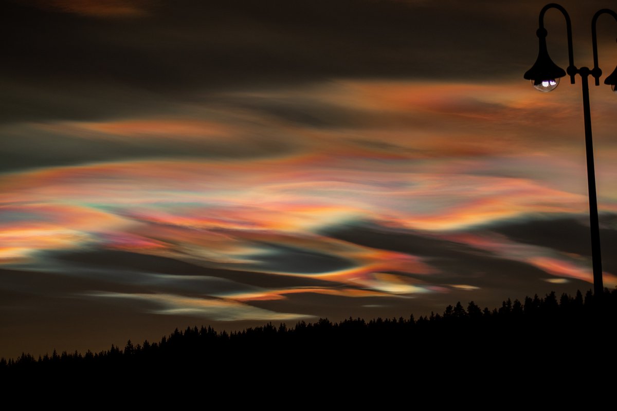 AVikenS95's tweet photo. Have you seen this kind of clouds before? They're called polar stratospheric clouds (raindbow clouds) and they look stunning😍 Taken from my apartment window, so that was my view this afternoon🤩
#rainbowclouds #polarstratosphericclouds https://t.co/waOAU7k3f6