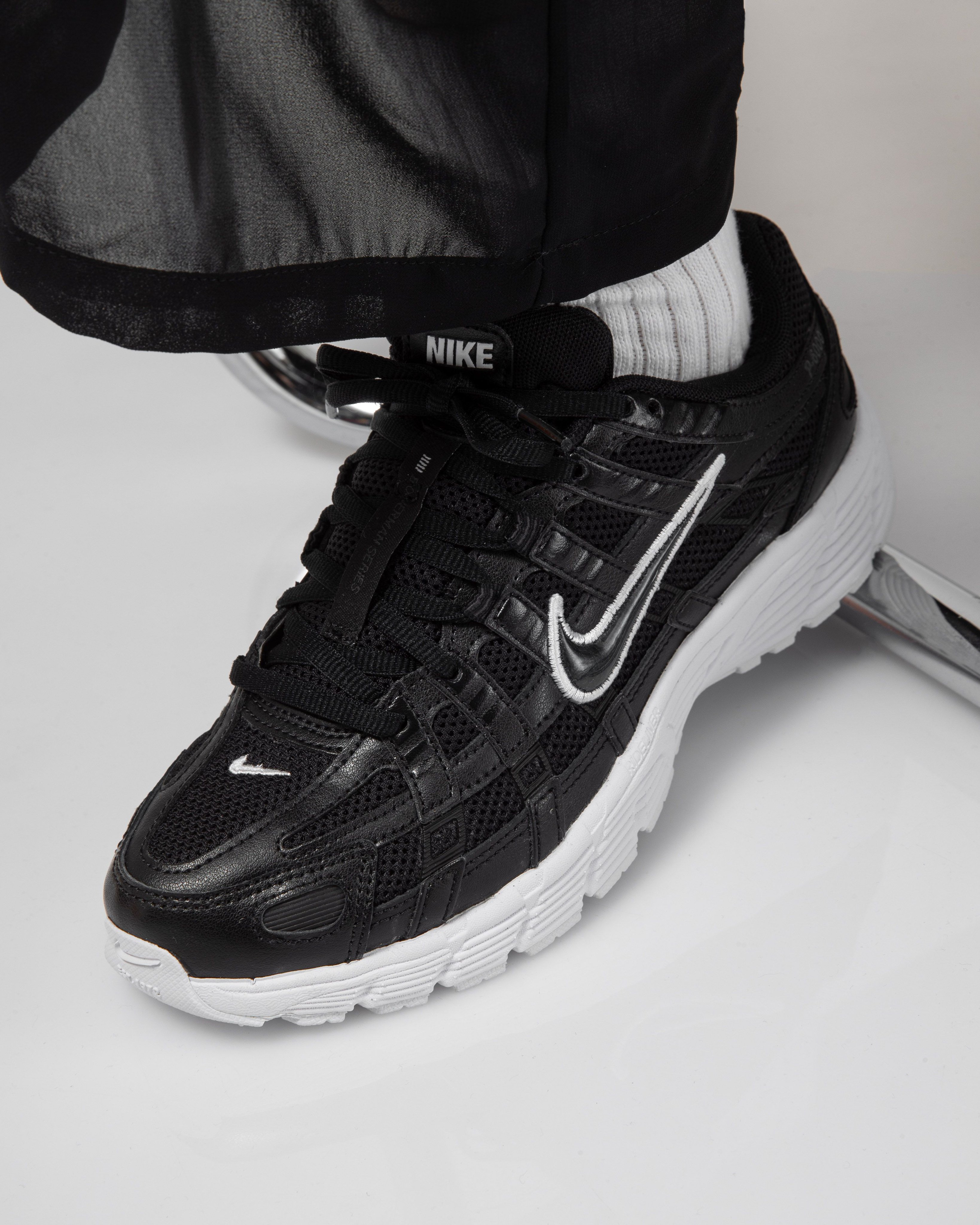 Titolo on "step out in the Nike Wmns P-6000 "Black/White" 👣 Now available online ➡️ https://t.co/LqivIVL5pw US 5 (35.5) - US 9.5 (41)⁠⠀ code 🔎 BV1021-004 #nike #p6000 #pants #tearaway #