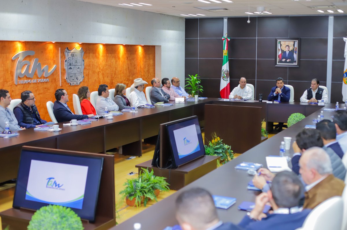 fgcabezadevaca's tweet photo. Hoy tuve un diálogo en #CdVictoria con representantes de los sectores productivos de la entidad, a quienes refrendé el compromiso del @gobtam de fortalecer sus actividades y los llamé a continuar unidos promoviendo el desarrollo y crecimiento de #Tamaulipas. https://t.co/C8gzQLEVkN