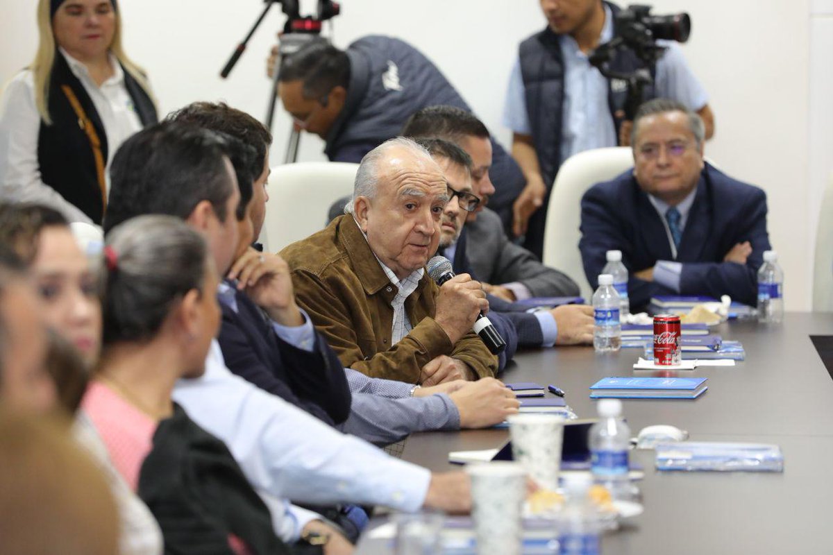 fgcabezadevaca's tweet photo. Hoy tuve un diálogo en #CdVictoria con representantes de los sectores productivos de la entidad, a quienes refrendé el compromiso del @gobtam de fortalecer sus actividades y los llamé a continuar unidos promoviendo el desarrollo y crecimiento de #Tamaulipas. https://t.co/C8gzQLEVkN