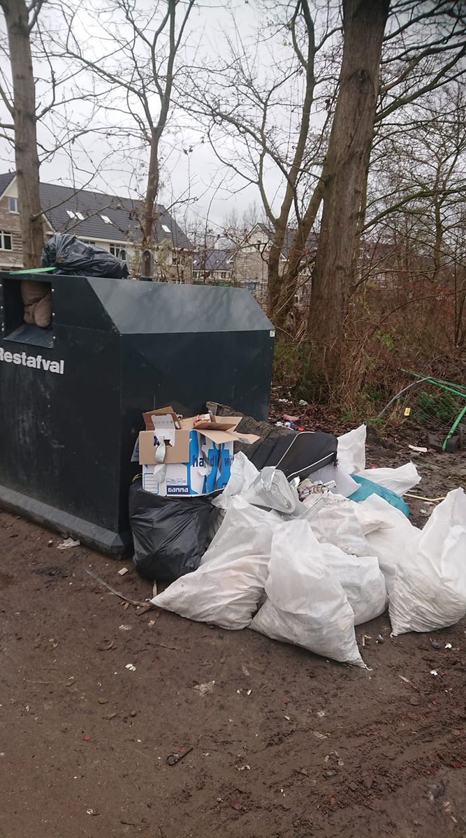 Beste gemeente <a href="/almere/">almere</a> Een puinhoop! Anders kan ik onze straat niet omschrijven. Het betreft hier de Woudlaar in Almere Haven aan de kant van de Havendreef. Wat moeten wij als bewoners er aan doen dat het afval minimaal 3 keer per week wordt opgehaald? Groeten van Sander