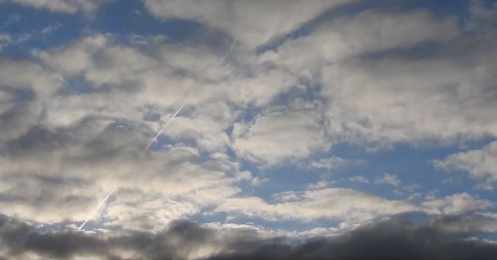 beingmyself_25's tweet photo. #Chemtrail #AerosolAssault #SkyMess #Geoengineering #WeatherControl #ClimateControl #SkyOverEuropeUK #Skygazer 
04.01.2020... Video ===✈
https://t.co/eNJd8cP51u https://t.co/Lcbna4FyqV