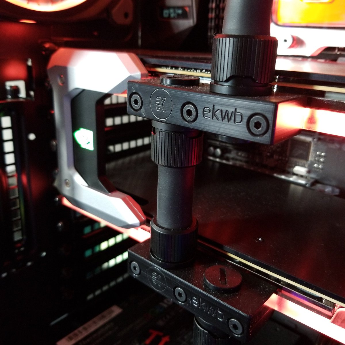 laurentschoice's tweet photo. My RTX 2080 Tis in SLI .. finally !!!
#nvidia #ekwb #watercooled #crazyrigs #crazypc #crazypc #computer #pc #gaming #asus #rogasus #amd https://t.co/cfBNyOikXI