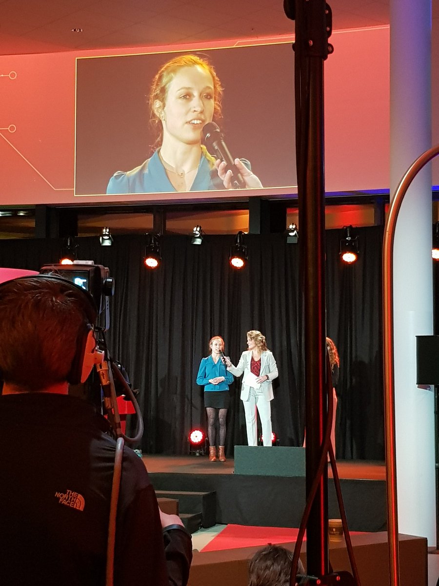 Een drukbezochte Rode Loper in de @CleantechRegio! Zoveel mooie initiatieven uit de regio in schijnwerpers! Van @Elektrip2 met elektrische deelauto's tot @CaffeInk die inkt uit koffie haalt. En vele andere duurzame inspirerende initiatieven!