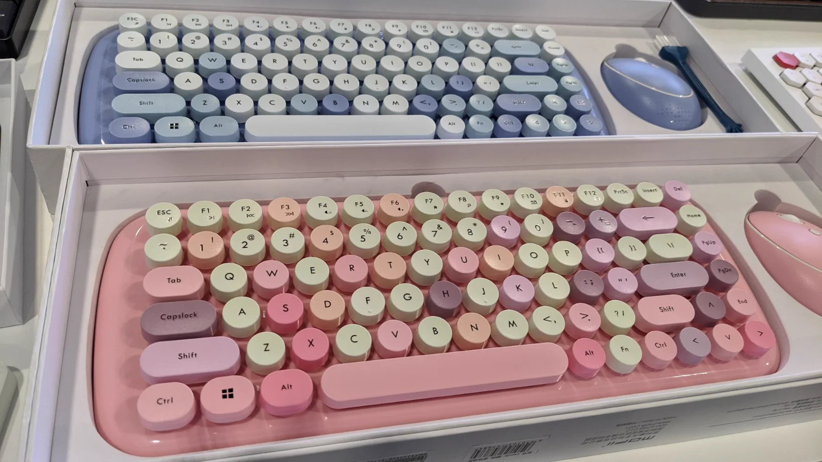 ついつい押したくなる？見た目も色も可愛いキーボードたちwww