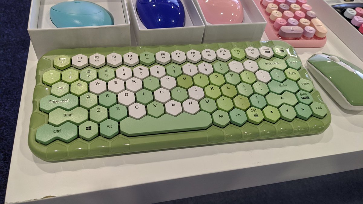 ハニカム型のキーボードが 可愛いが過ぎる しめっちゃかっこいい エヴァみ 大戦略やん 売ってないの Togetter