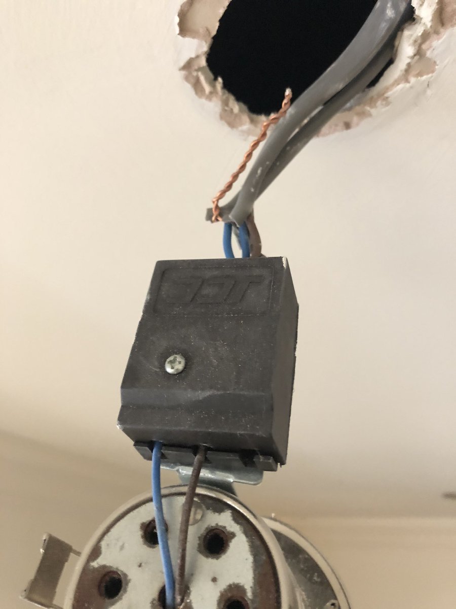 Tested today a lighting circuit in a kitchen. Found last light and cpc wasn’t connected but got r1r2 reading. Thought 💭 hmmmm doesn’t look good, oh yeah I was right. Class 2 fittings x 16 all same. Pure lazy