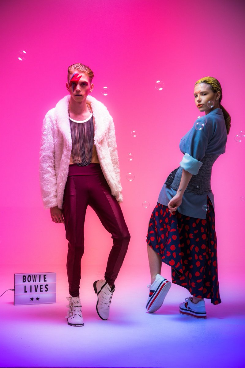 ncolaspg's tweet photo. Hoje é aniversário do David Bowie e tava procurando algo legal pra postar, porque gosto muito dele. Aí, lembrei que fiz uma produção pra faculdade, e foi uma das coisas mais legais que já fiz, porque usei as roupas dos meus avós nas fotos e o resultado foi lindo! https://t.co/x81Nth3d2M