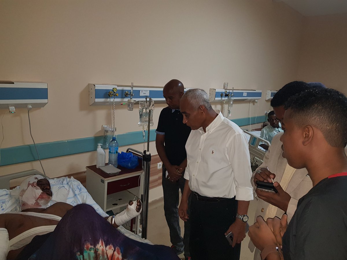 SoDMA_Somalia's tweet photo. Wasiirka Wasaaradda  Gargaarka iyo Maareynta Musiibooyinka DFS ayaa caawa soo booqoqday dhaawacyada qaraxi maanta ka dhacay caasimadda.
Md Xamsa Saciid Xamsa ayaa ka dhageyatay dhaqaatirta xaladda caafimaad ee bukaannada isagoo soo jeediyay in si gaar ah loo daryeelo dhaawacyada. https://t.co/UgqArH8Gsg