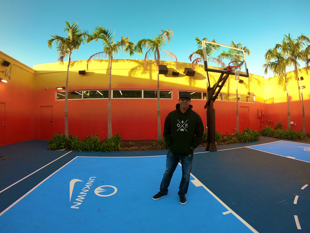 TedrWorld's tweet photo. Ready for some hoops 🏀.
Dope store in the heart of Wynwood 🌴 @KingJames 
#StriveForGreatness #TravelEatDiscoverRepeat #Miami https://t.co/MvOK9bk525