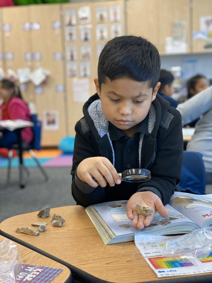 mariielagza's tweet photo. Rocks rock and so does second grade! Students are investigating rocks they found behind the school.🌍  🙌🏻 @Robinson_HISD @HISDEastArea https://t.co/sER2AfIEtg