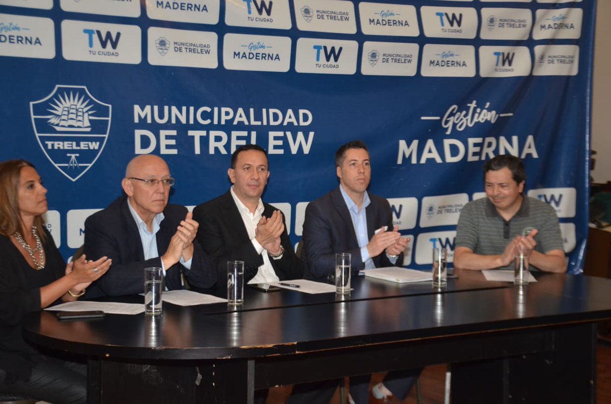 Concejo_Trelew's tweet photo. Concejales del oficialismo y de la oposición participaron de la apertura de licitación pública 04/2019 "Pavimento calles Comahue, entre Musters y Soler, y Perito Moreno, entre Cangallo y Comahue, del Barrio Los Sauces" https://t.co/Ta9lXI1ccN