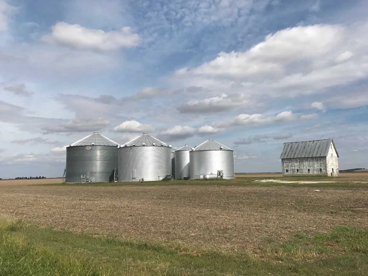 Those hoping #USDA makes big cut to its #corn production estimate in its Friday report  might not want to get their hopes too high. Ag Dept. putting out reminders that it counts both of these as "on-farm storage"