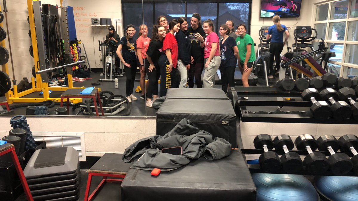 SoftballSja's tweet image. This group working hard today in the weight room!! #biggoals #gettingreadyfor2020