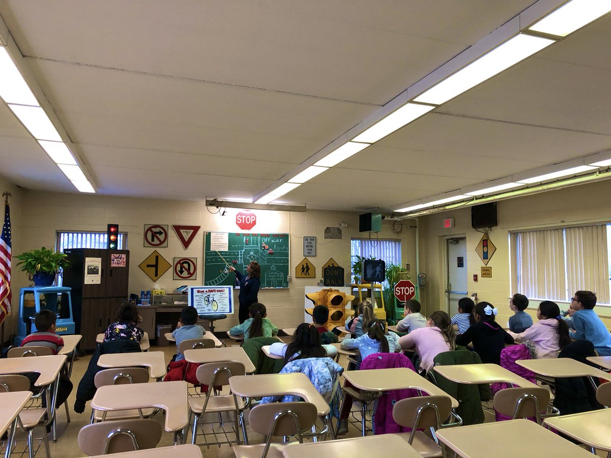 Mrs_Lucito's tweet image. Thank you, Safety Town, for helping us learn how to stay safe out on the roads whether we’re walking, biking, or driving 🚶🏽‍♂️🚴🏼‍♀️🚙🚦 @Jackson_Ave @MrsRodr1guez #MineolaProud