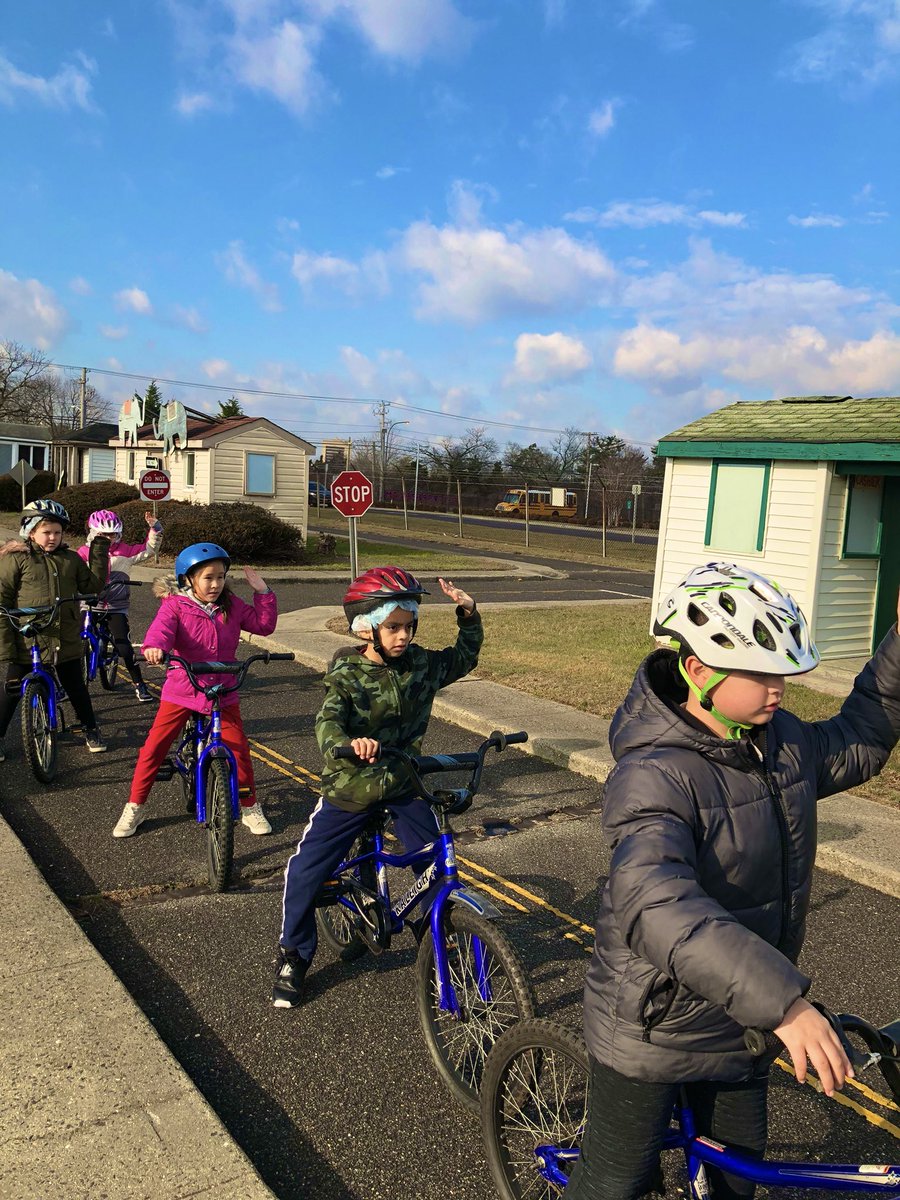 Mrs_Lucito's tweet image. Thank you, Safety Town, for helping us learn how to stay safe out on the roads whether we’re walking, biking, or driving 🚶🏽‍♂️🚴🏼‍♀️🚙🚦 @Jackson_Ave @MrsRodr1guez #MineolaProud