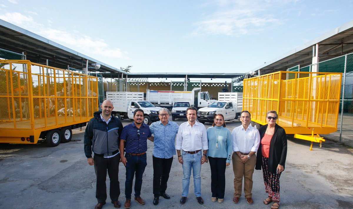 PedroJoaquin's tweet photo. ¡Seguimos sumando acciones en #Cozumel! Con el Derecho de Saneamiento Ambiental entregamos 14 patrullas y 5 motopatrullas para fortalecer la seguridad, ahora reforzamos #Camar con nuevos vehículos y remolques por un #CozumelMásLimpio, con ello reforzaremos la descacharrización. https://t.co/54QnpIHZaf