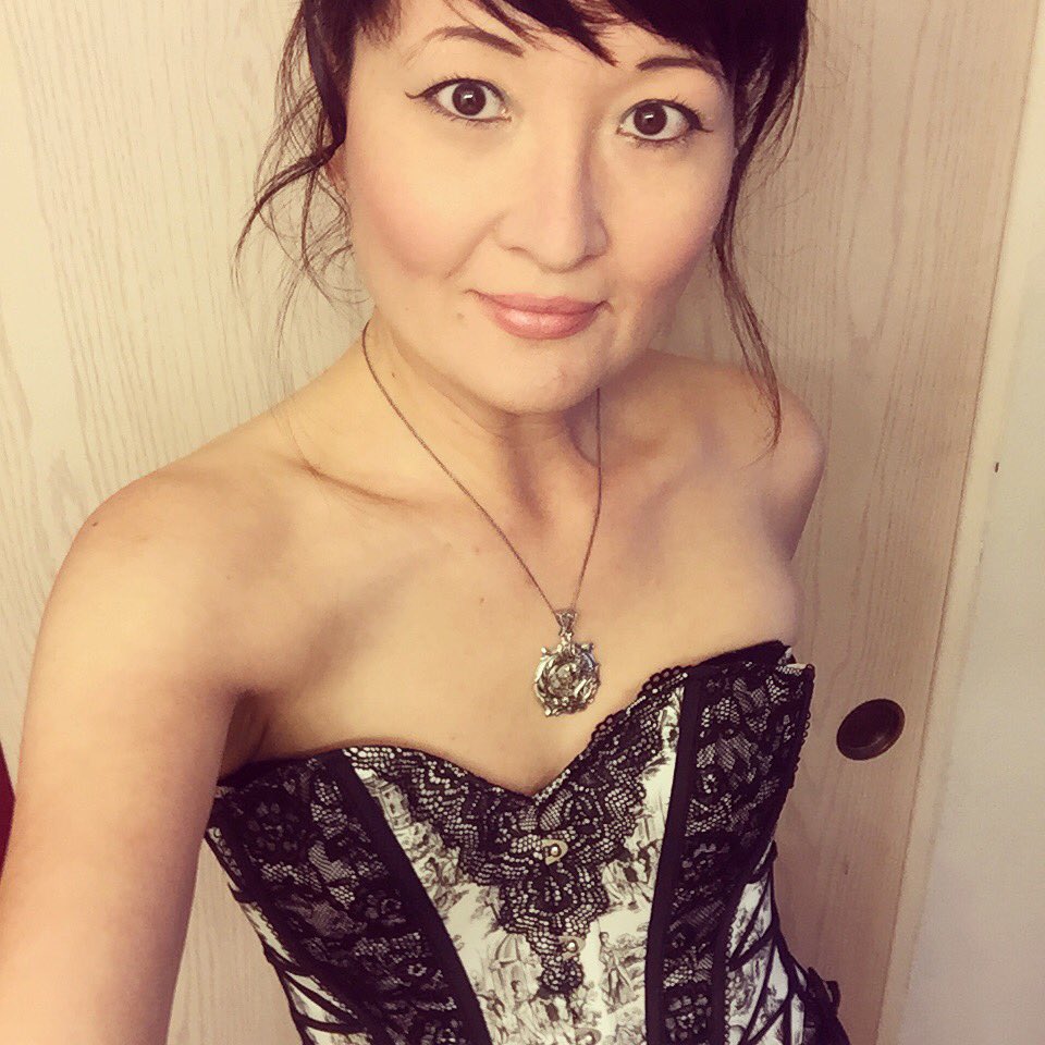 KatKruger's tweet photo. #ThreeLooks
1) Adorkable
2) Have baby, will travel
3) Fancy (rare) https://t.co/Nm1FXksuI4