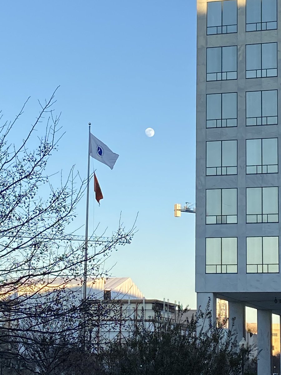 LeaDinGovT's tweet photo. Moon over the FAA.  Love DC skies https://t.co/soMhK4Tihk
