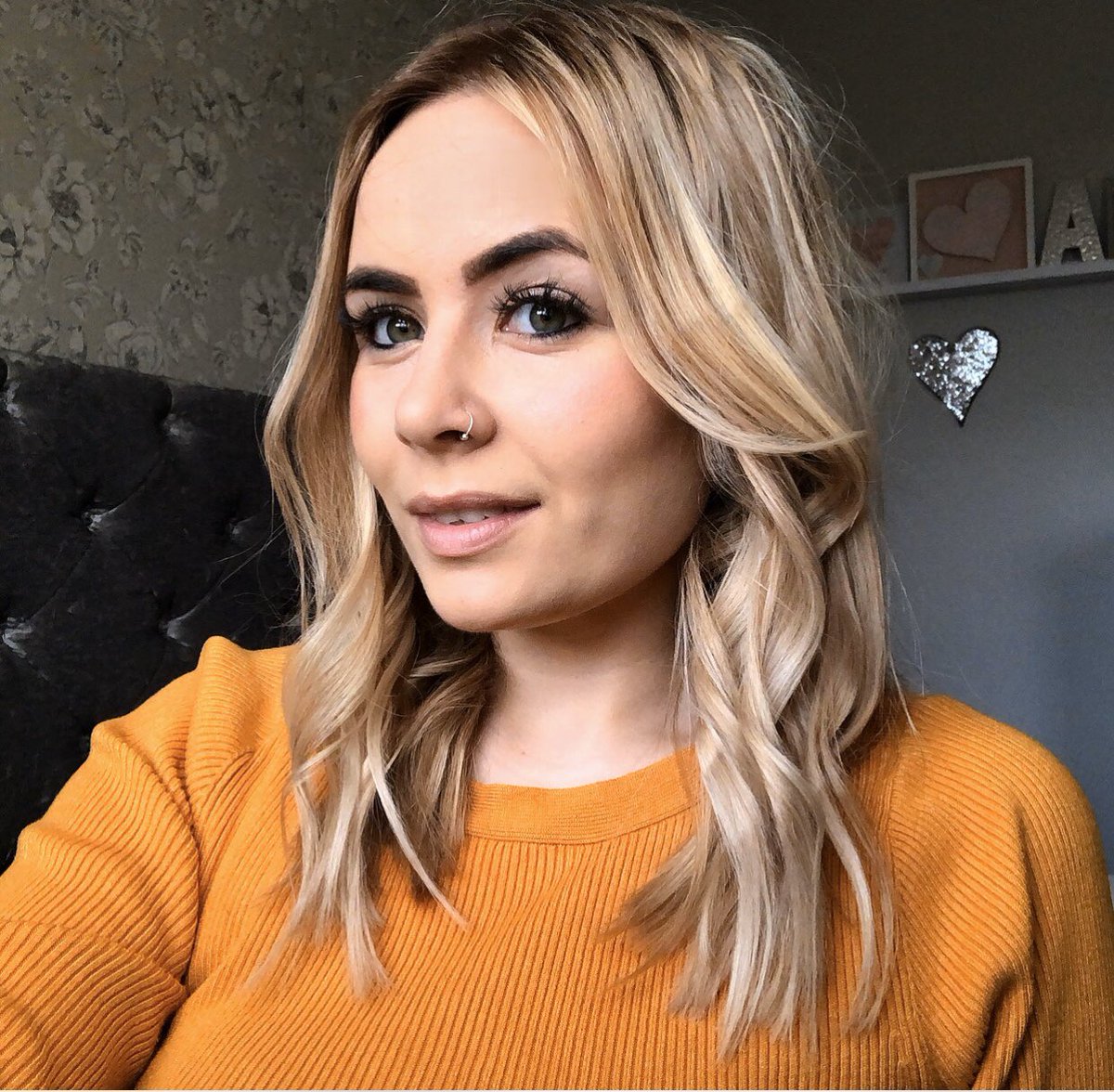 amyb2711's tweet photo. Bonded with my yodel driver over the cricket World Cup back in the summer...so now heβs a total babe & when Iβm not in he texts me & delivers to me where I am if in the area! π Perfect today as needed my new curling tongs for this Barnet π... #girlprobs #yodeldriver #hairdo https://t.co/IDhl7sTrfr