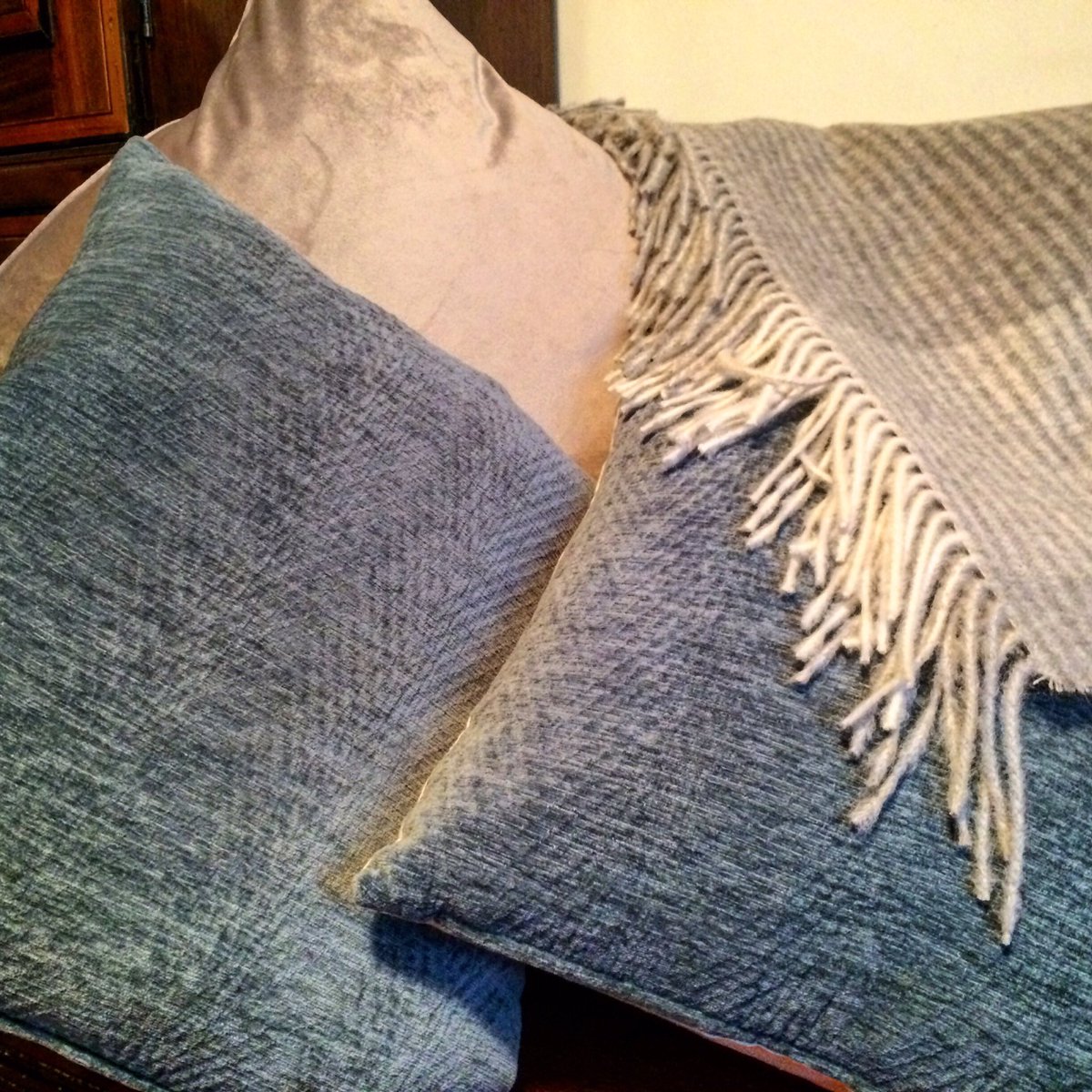 New year and time for some new luxury treats in our rooms velvet cushions and alpaca cosy throws!
#365daysonourfarm #luxury #bnb #Alkham #Dover #kent