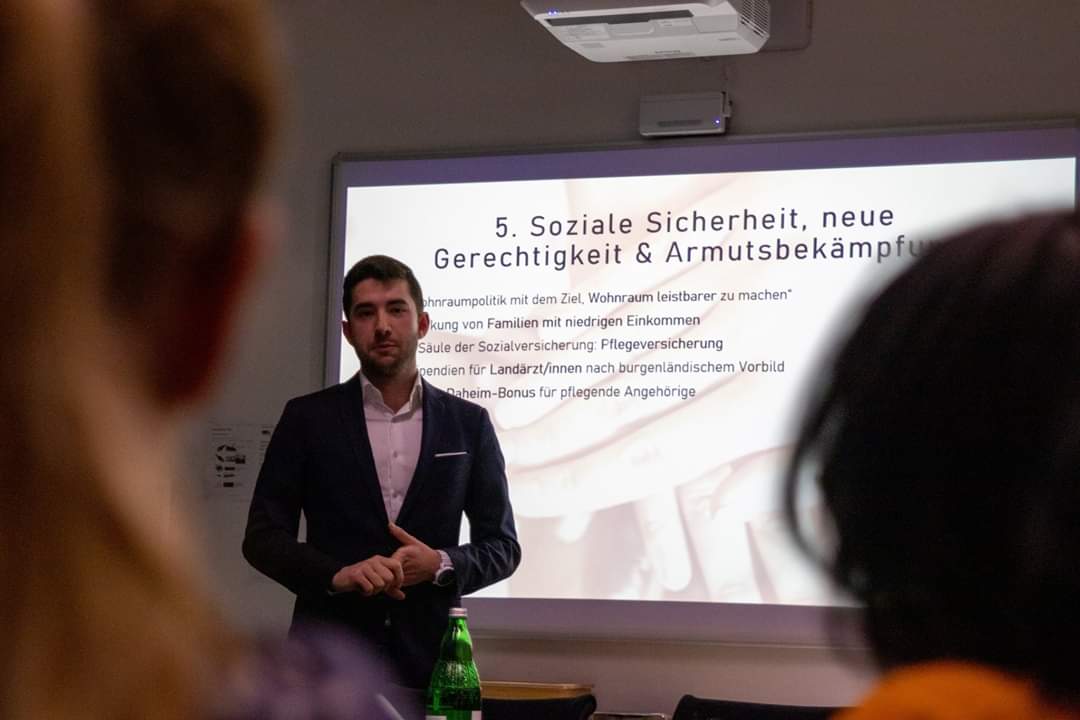 Einen Tag nach der #Angelobung der #türkisgrün|en Regierung fand bereits unser PolEdu-Stammtisch statt. Gemeinsam mit den NR-Abgeordneten <a href="/GudrunKugler/">Gudrun Kugler</a> (ÖVP) und <a href="/Stoegmueller/">David Stögmüller</a> (Die Grünen) diskutierten knapp 30 Mitglieder unserer Community über das neue Regierungsprogramm.