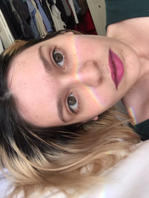 My room naturally produces rainbows!! https://t.co/gdguU7cZ1f