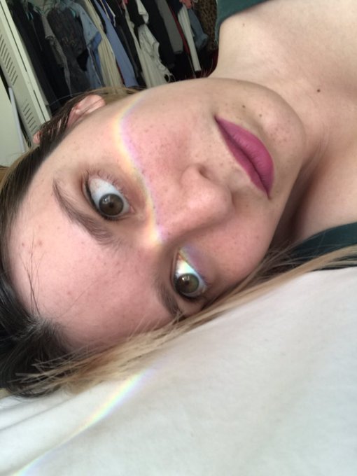 My room naturally produces rainbows!! https://t.co/gdguU7cZ1f
