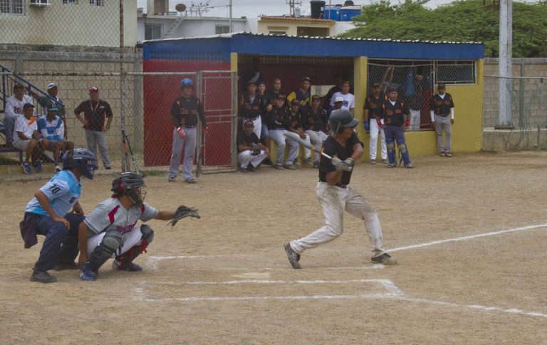 GuayoyitoE's tweet photo. Emocionada ante la noticia de la reactivación de la asociación de Softball del estado Falcón, quin estará presidida por el Colega Gustavo Diaz y un grupo de entusiastas  y reconocidos atletas de esta disciplina, entre ellos Gonzalo medina, Rafael Colina, Teodoro Zea. https://t.co/qwHIcYLoYm