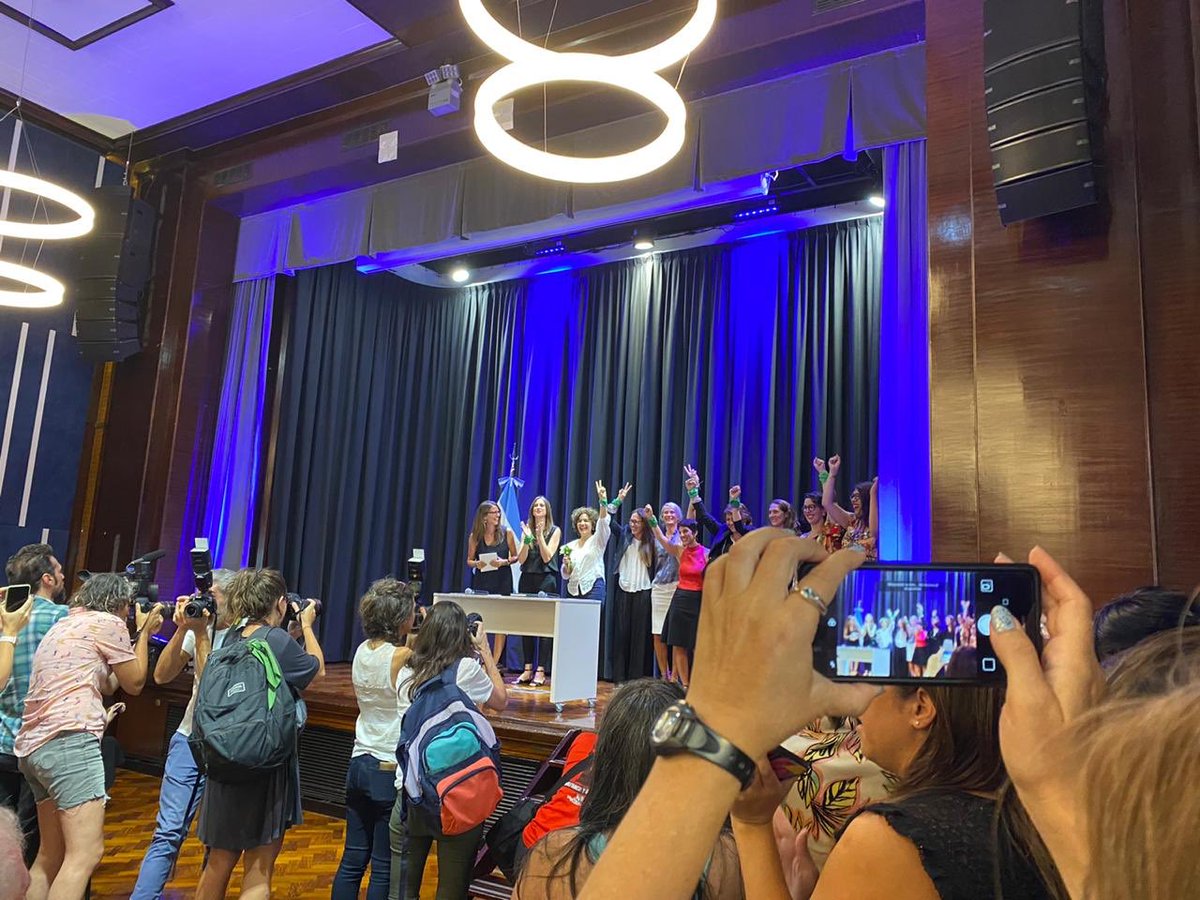 Acompañamos a las secretarias y subsecretarias del <a href="/MinGenerosAR/">Ministerio de las Mujeres, Géneros y Diversidad</a> en el acto de juramento. La creación del Ministerio nos va a permitir conquistar nuevos derechos y generar políticas públicas más justa e igualitarias. ¡Gracias <a href="/EliGAlcorta/">Eli Gomez Alcorta</a> por invitarme! #TiempoDeMujeres