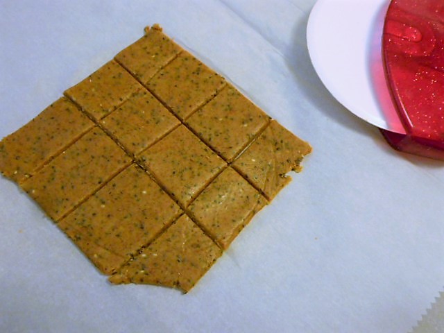 MadamSarcastra's tweet photo. @dhfoodsinc (2)

Holy crap, I just made crackers for the first time! 🙌

They're #cheesy &amp; savory &amp; REALLY tasty! 😍

Not bad for wingin' it! 🤣  Did a successful test-run, will bake the rest tomorrow. 👍

#Vegan #KitchenImprov #plantbased #veganfood #protein #snacks #VeganSnacks #delicious https://t.co/Soq89WH5i8