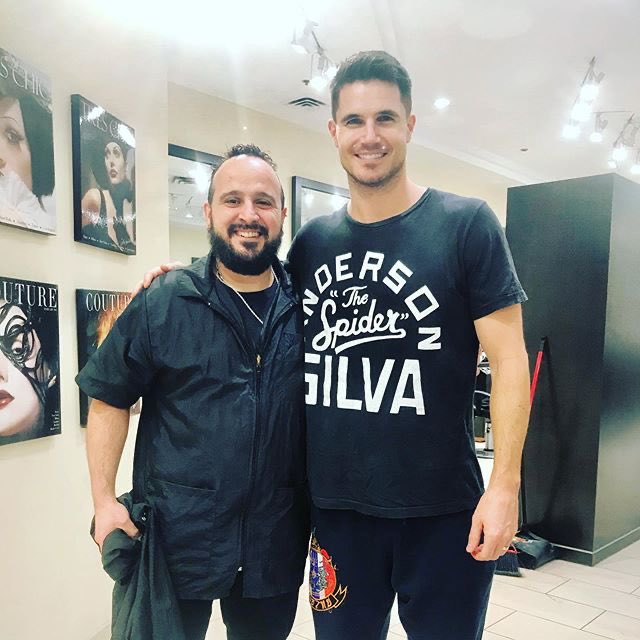 robbieamellcl's tweet photo. vinceschair via instagram stories.

“#celebrityhair #robbieamell #amazingdude #italiaricci #vinceschair💈 
Thanks so much Robbie. It was an absolute honour cutting your hair. You made our day at #salonandres” https://t.co/ttLepIG48Q