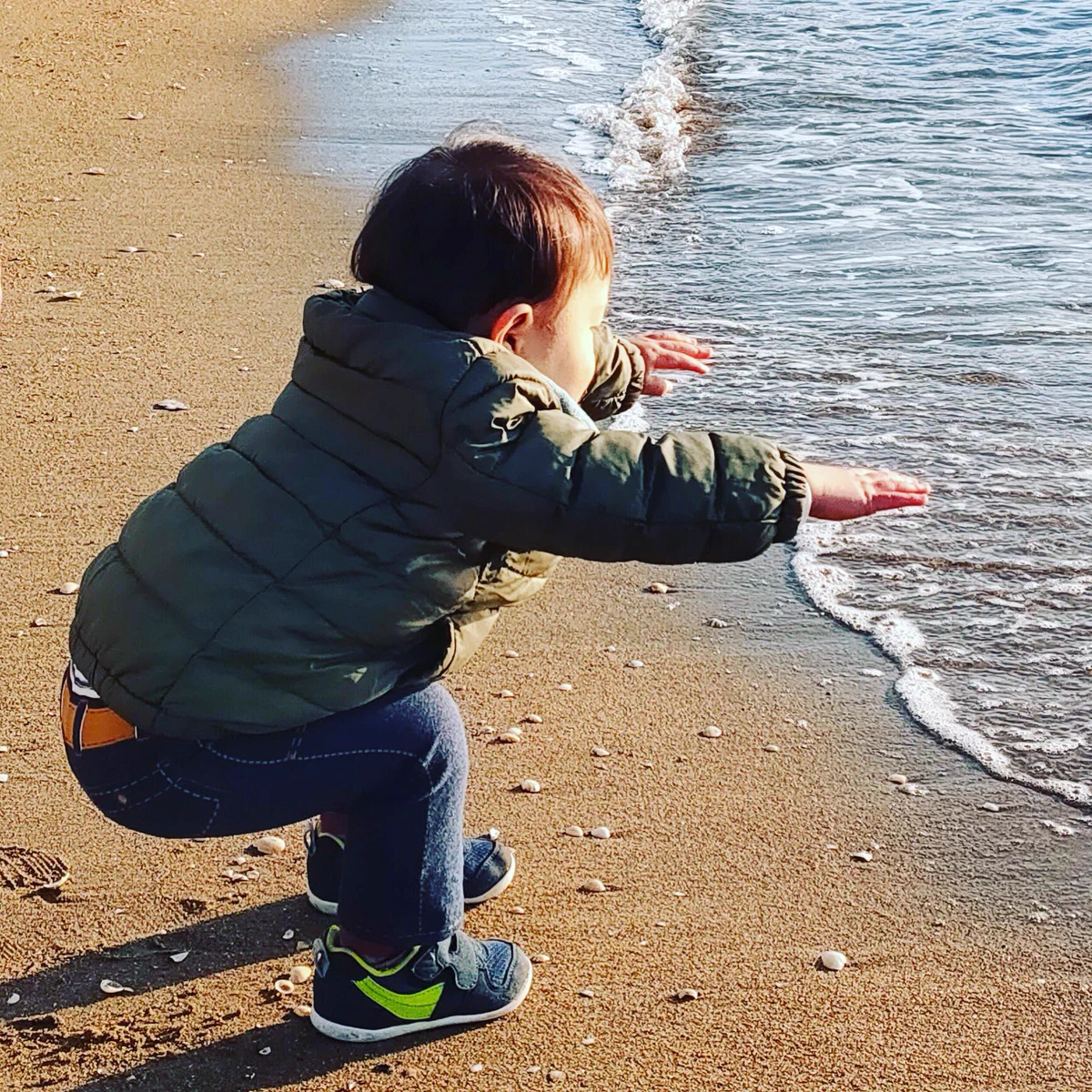 理想的なスクワット姿勢！？ww海に触りたいけどへっぴり腰な男の子が可愛すぎる！