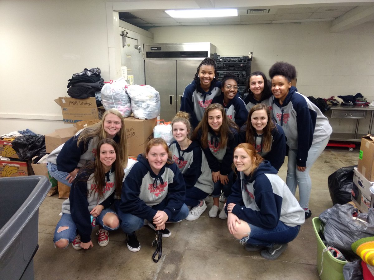 coachkbholland's tweet photo. Took some time out today to volunteER at @RowanHelpingMin   #sERvice. Proud of these girls. Good students, good athletes, and more importantly, even bettER people. #horsepowER #getbettEReveryday https://t.co/ZpdzOau6Xt