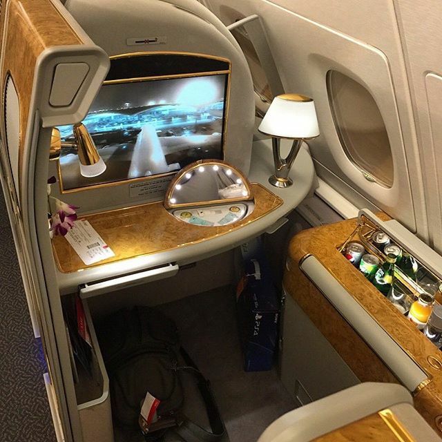 FirstBizFlights's tweet photo. Shoutout to @nandodemarchi onboard A380 @Emirates #firstclass suite
-
#emirates #suite #cabin #firstclassseats #airplaneseats #airplaneaddict #airplanelovers #frequentflyer #avgeek #airbus #A380 #luxurytravel #firstclassflight #firstclasstravel #business… https://t.co/UBFIQiytUN https://t.co/JHyc7B79JX