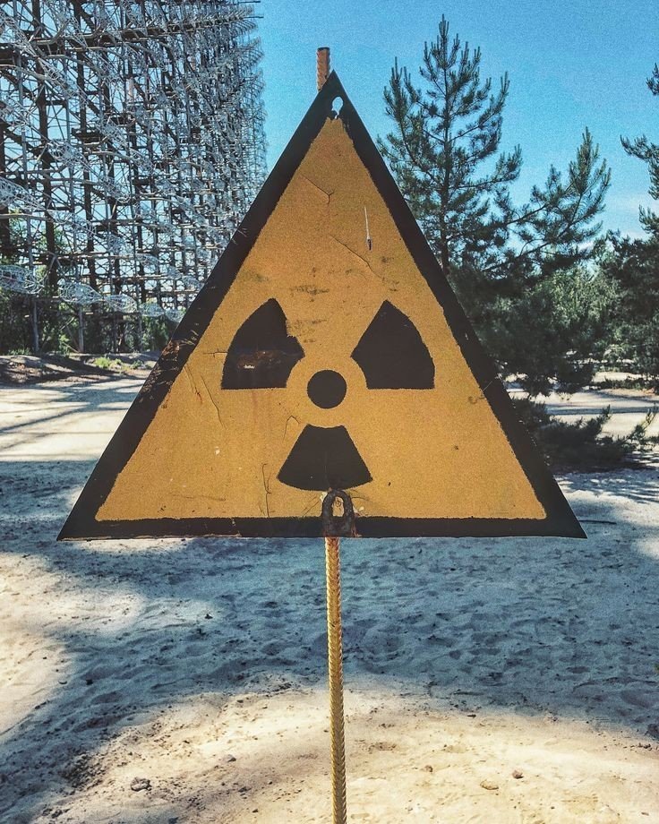 Фото радиации. Чернобыль радиация. Припять знак радиации. Знак радиации Чернобыль. Чернобыльская АЭС знак радиации.
