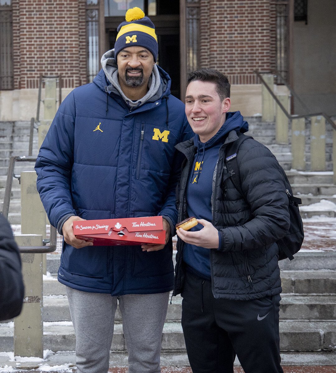 JuwanHoward's tweet photo. It was the start of yet another semester at 〽️! We thought there was no better way to celebrate than by passing out 🍩🍩 ... Yea it was chilly but it was so great to see so many young men and women GETTING TO CLASS! Love it!

G🍩 BLUE https://t.co/hyUglpQ57N