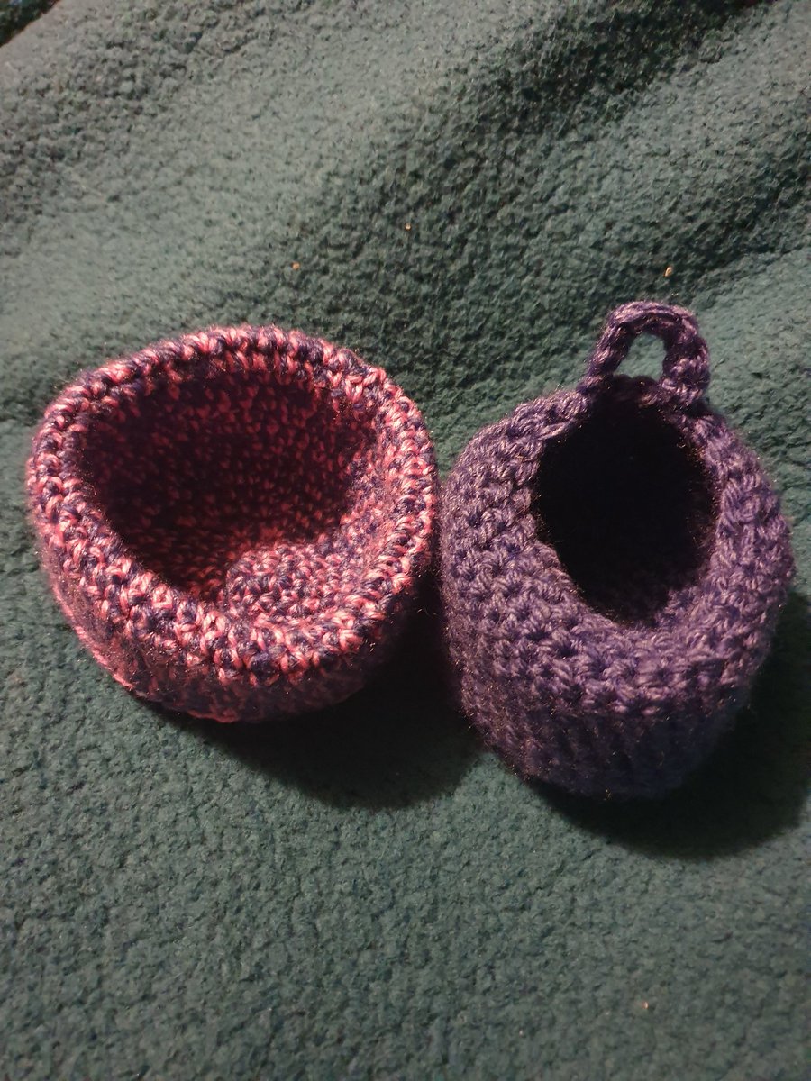 misspanda_manda's tweet photo. My hanging pouch and nest, only managing 1 a day but still pleased with my progress.  #craftingforcritters #Australiananimals @uk_crafters https://t.co/E9IykQjwIe