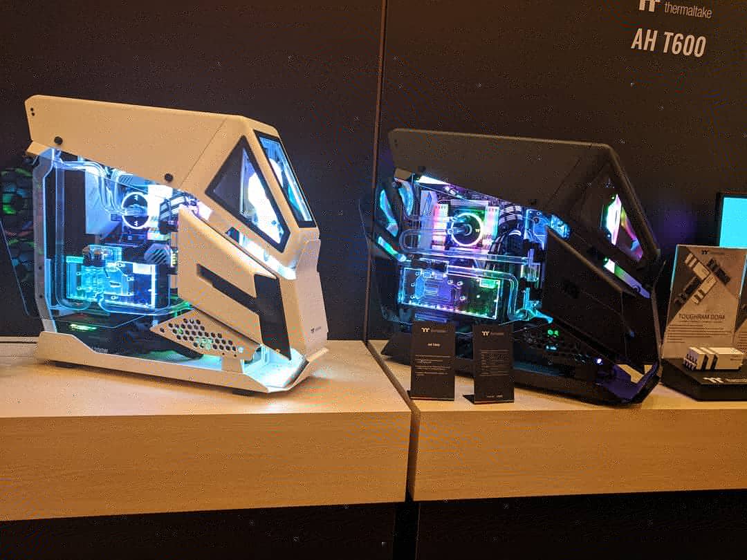 ModMyMods's tweet photo. Swung by the @thermaltake display to check out the fun new cases!
The new AH T600 case looks pretty dope!
#CustomBuild #custompc #Customsetup #watercooledRAM #Tt #watercooling #WatercooledPC #RAM #customcolor #AORUS #ThermalTake #Liquidcooling #Watercooled #RTX #RTXon https://t.co/kxVMDd3cJx