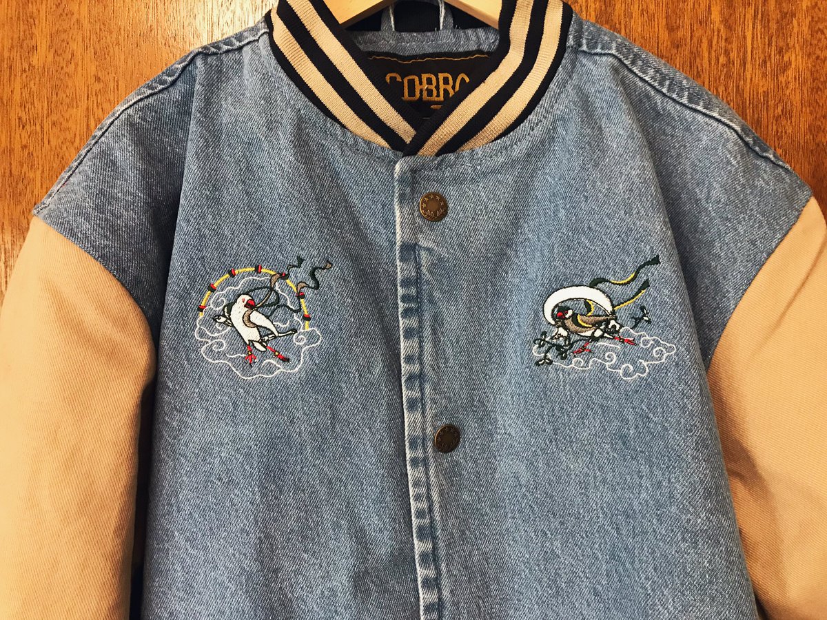 辻佐織 Corner Printingさんで自分用に注文していたデニムスタジャンが届きました 文鳥風神雷神図の刺繍を入れてもらいました かわいくできて満足です