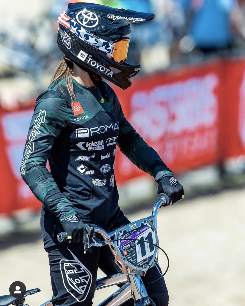 In an age where everyone is overexposed... wear camo😉💚🖤 @tld_bike #tldwomen #womenswednesday #skyline #camo #sponsored || 📸 @stevediamondelements