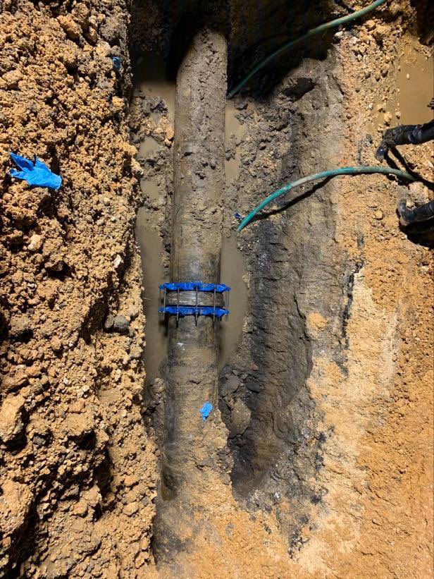 AcueductosPR's tweet image. [Actualización] Brigada #RegiónNorte completó la reparación de la línea averiada de 18” de diámetro en la PR-10. Las partes bajas de #Arecibo y #Hatillo que se suplen del sistema de gravedad comenzarán a recibir el servicio paulatinamente de #AguaPotable en horas de la madrugada.