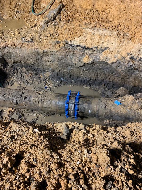 AcueductosPR's tweet image. [Actualización] Brigada #RegiónNorte completó la reparación de la línea averiada de 18” de diámetro en la PR-10. Las partes bajas de #Arecibo y #Hatillo que se suplen del sistema de gravedad comenzarán a recibir el servicio paulatinamente de #AguaPotable en horas de la madrugada.