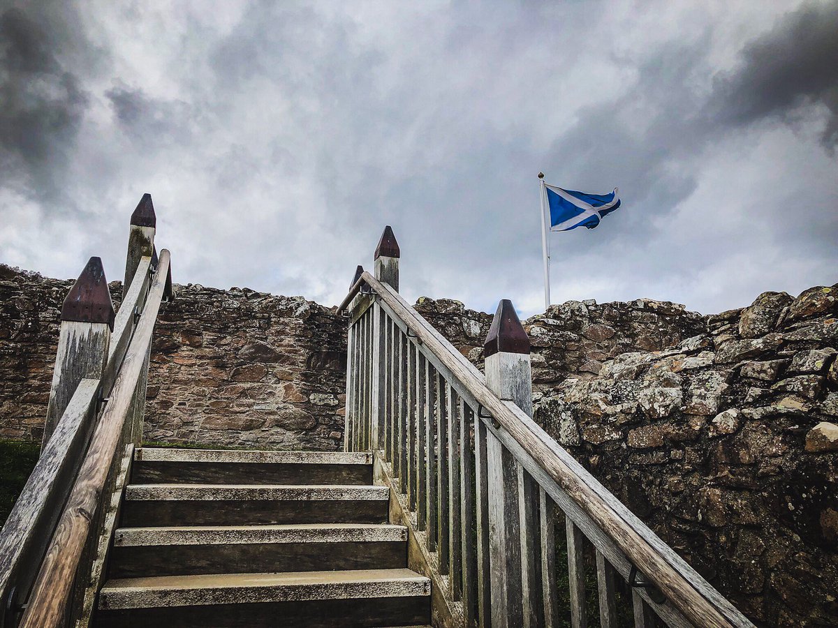 Urquhart Castle 🏴󠁧󠁢󠁳󠁣󠁴󠁿🏰⚔️ #WayBackWednesday @visitscotland #thescotlanddiariesnlp <a href="/UrquhartCastle/">Urquhart Castle</a> <a href="/UndisScot/">Undiscovered Scotland</a> <a href="/jacobitecruises/">lochnessbyjacobite</a> 🛥🚌