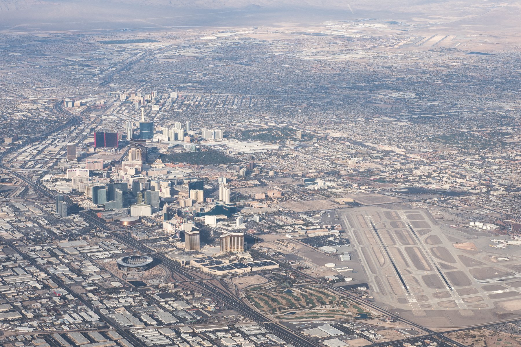 Alt Blue 砂漠の中にある街 ネバダ州ラスベガス カジノやショーで有名な街だけど いろんなコンベンションが開かれる街でもあります ちょうど今はcesという世界最大規模のit系の見本市が開催中 右手前はマッキャラン国際空港 右奥はネリス空軍基地
